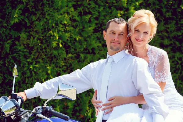 在摩托车上的美丽年轻新婚夫妇 — 图库照片