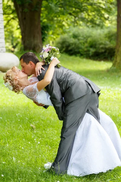 Mooie jonge bruidspaar kussen — Stockfoto