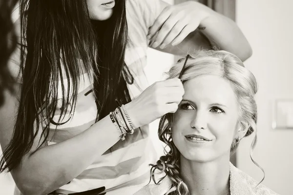 Σχεδιαστής στυλίστας μαλλιά κάνοντας χτένισμα για γυναίκα — Φωτογραφία Αρχείου