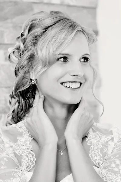 Bw portrait of beautiful smiling bride — Stock Photo, Image