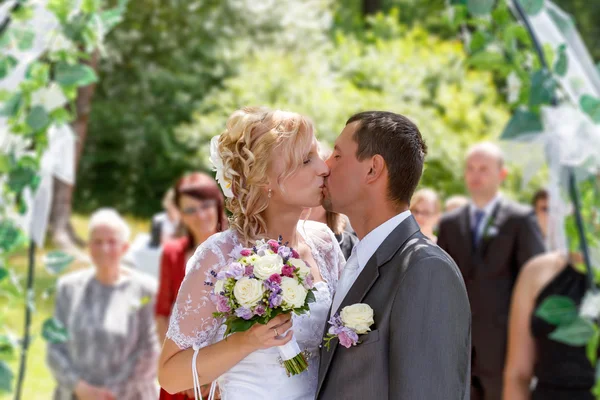 Mooie jonge bruidspaar kussen — Stockfoto