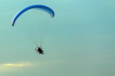 Tanımlanamayan paraşütçü, mavi gökyüzü üzerinde paraşütçü
