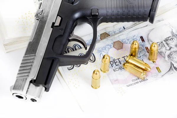 Pistole mit Kugel auf tschechischen Banknoten — Stockfoto