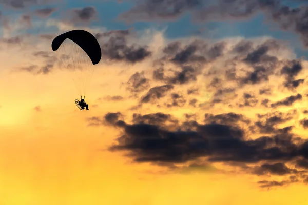 Unidentified skydiver, parachutist on blue sky — Stock Photo, Image