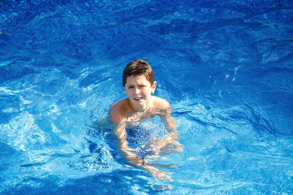 Boy in the swimming pool — Stock Photo, Image