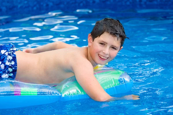 Menino na piscina — Fotografia de Stock