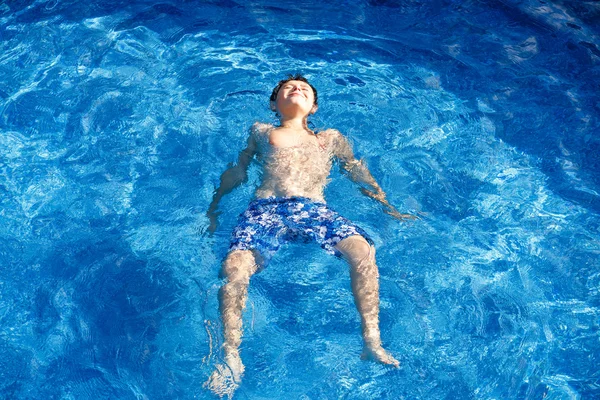 Garçon dans la piscine — Photo