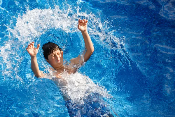 Menino na piscina — Fotografia de Stock