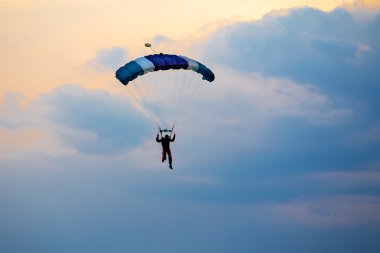 Tanımlanamayan paraşütçü, mavi gökyüzü üzerinde paraşütçü