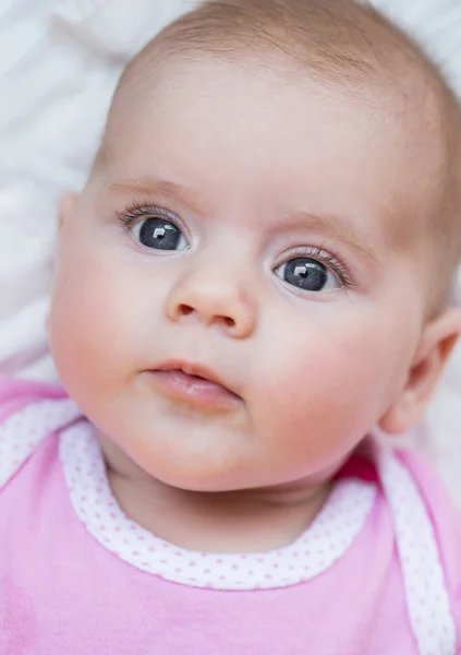 Op zoek pasgeboren baby — Stockfoto