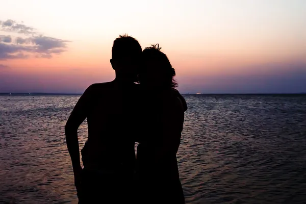 Paar Mann und Frau am Strand — Stockfoto