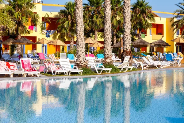 Sunloungers on swimming pool — Stock Photo, Image