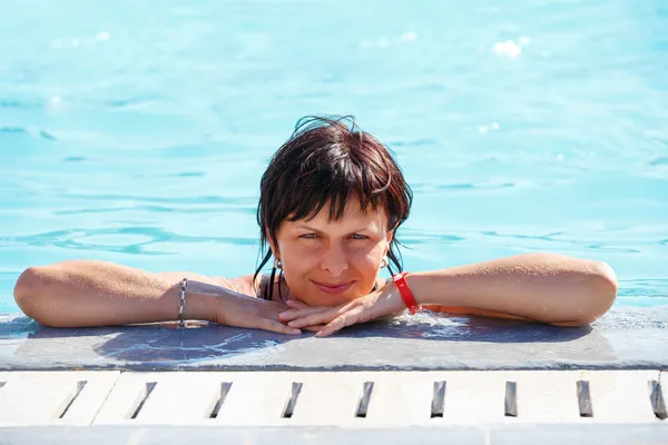 Usmívající se žena středního věku relaxační bazén — Stock fotografie