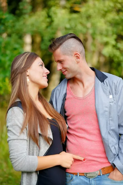 Joyeux sourire jeune couple en plein air — Photo