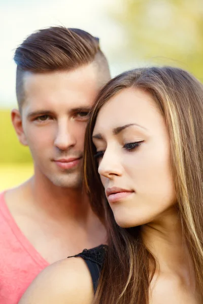 Happy smiling young couple outdoor — Stock Photo, Image