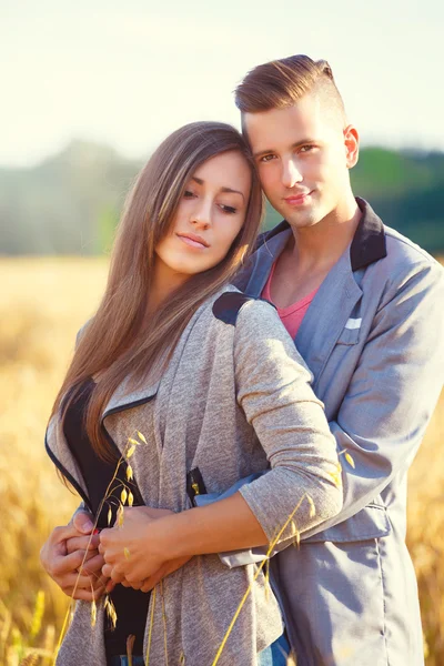Glücklich lächelndes junges Paar im Freien — Stockfoto