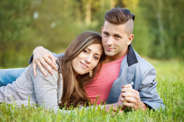 Glücklich lächelndes junges Paar im Freien — Stockfoto