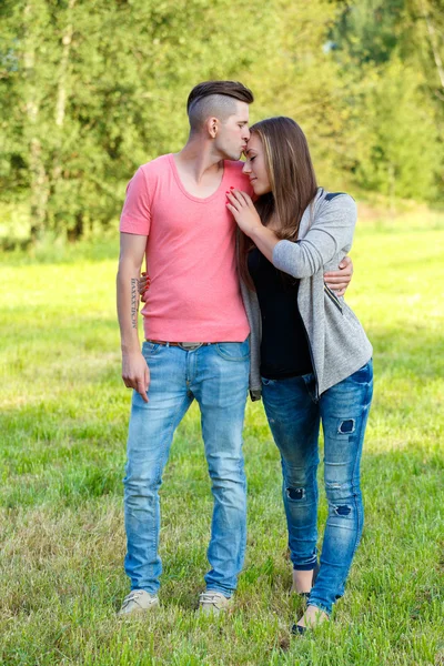 Feliz beso joven pareja al aire libre —  Fotos de Stock