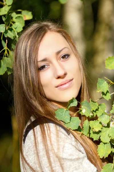 Retrato de una encantadora mujer mujer chica al aire libre —  Fotos de Stock