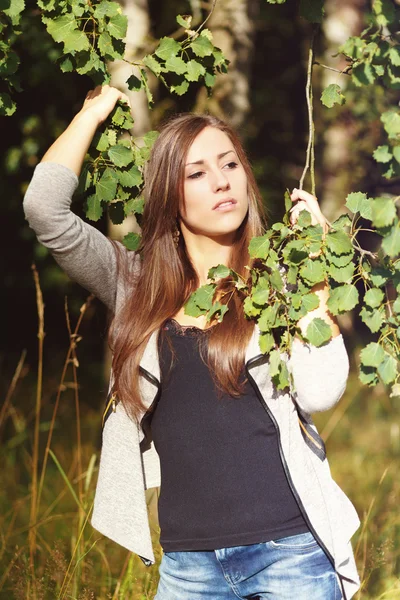 Retrato de una encantadora mujer mujer chica al aire libre —  Fotos de Stock