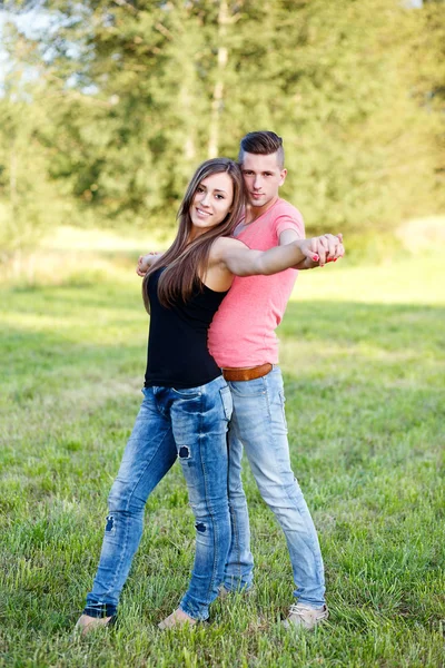 Joyeux sourire jeune couple en plein air — Photo