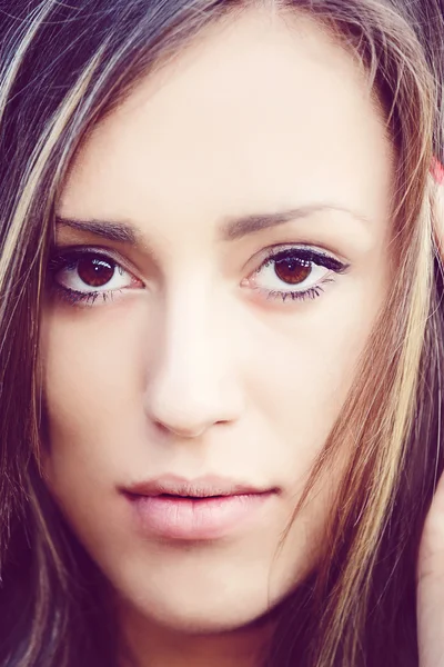 Retrato de uma senhora encantadora menina ao ar livre — Fotografia de Stock