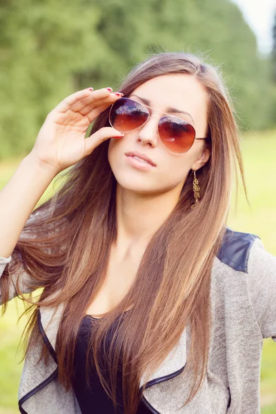 Retrato de dama encantadora chica con gafas de sol —  Fotos de Stock