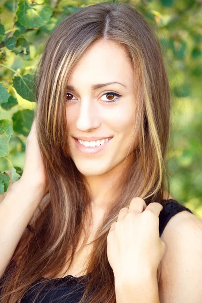 Retrato de una encantadora mujer mujer chica al aire libre —  Fotos de Stock