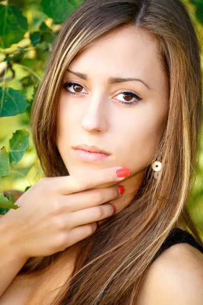 Retrato de una encantadora mujer mujer chica al aire libre — Foto de Stock