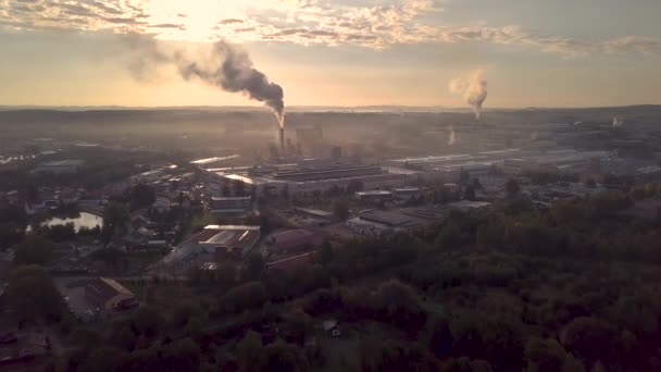 Промисловий міський пейзаж з курильною фабрикою — стокове відео