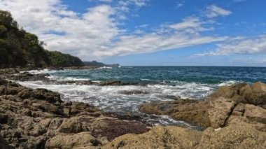 Playa Ocotal, El Coco Kosta Rika 'da kayalar üzerinde Pasifik Okyanusu dalgaları