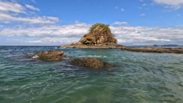 プラヤココスタリカの岩の上の太平洋の波 — ストック動画