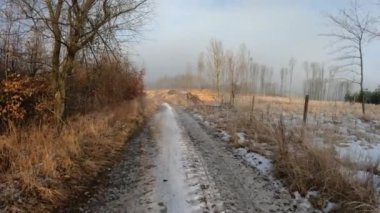 Kışın yürüyüş, güneşli bir sabah, karlı bir havada.
