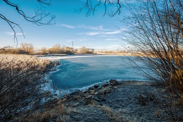 美丽的冬季乡村风景与冰冻的小池塘 捷克美丽的高地Vysocina欧洲乡村 — 图库照片