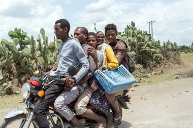 Oromia Bölgesi, Etiyopya - 16 Mayıs 2019: Sıradan insanlar, Etiyopya kırsalında aile seyahati. Etiyopya, Oromia Bölgesi, Etiyopya, Afrika 'da günlük yaşam