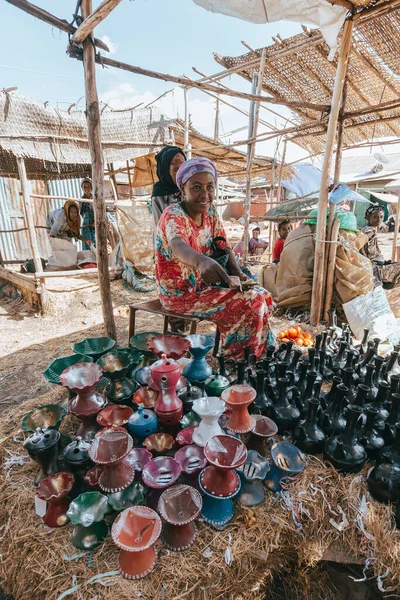 Mojo Oromiaregionen Etiopien Maj 2019 Kvinna Marknaden Säljer Tekannor För — Stockfoto