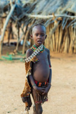 Turmi, Omo Nehri Vadisi, Etiyopya - 10 Mayıs 2019: Hamar köyündeki bir çocuğun portresi. Hamarlar Etiyopya 'nın güneybatısındaki orijinal kabiledir. Güney Etiyopya Afrika
