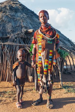 Turmi, Omo Nehri Vadisi, Etiyopya - 10 Mayıs 2019: Hamar köyünde çocuklu güzel bir kadının portresi. Hamarlar Etiyopya 'nın güneybatısındaki orijinal kabiledir. Güney Etiyopya Afrika