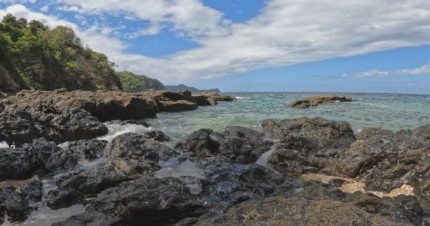 Playa Ocotal y las olas del Océano Pacífico en la costa rocosa, El Coco Costa Rica — Vídeo de stock