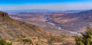 Somali Bölgesi 'nde kurumuş nehir yatağı olan güzel geniş kanyon manzarası. Etiyopya vahşi doğası, Afrika.
