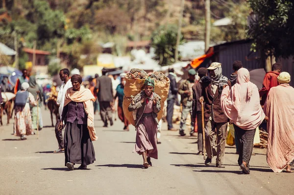 Debre Libanos Ethiopia Abril 2019 Ordinay Ethiopian Woman Carrying Heavy — Fotografia de Stock