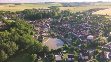 Çek Cumhuriyeti 'nin sonbahar sezonunda küçük bir köy olan Puklice' in hava manzarası. Orta Avrupa