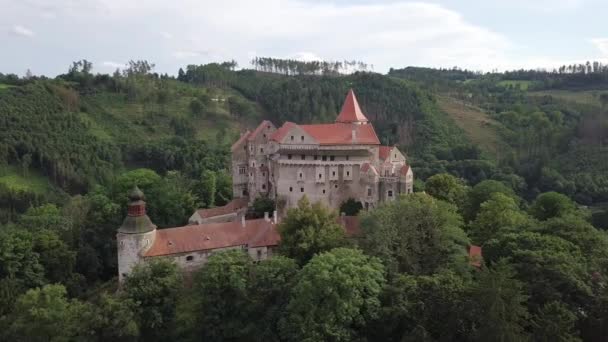 历史上中世纪的伯恩斯坦城堡美丽的空中风景 轨道环绕历史城堡 捷克共和国 — 图库视频影像