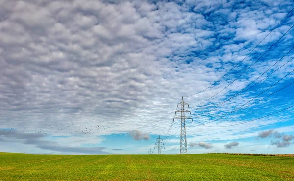 Mavi Gökyüzüne Karşı Yüksek Voltajlı Elektrik Hatları Sonbahar Sezonu Avrupa — Stok fotoğraf