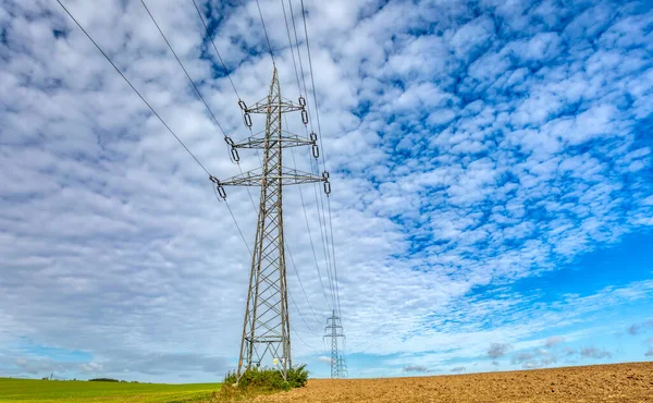 Hoogspanningsleidingen Het Veld Tegen Een Blauwe Lucht Herfstseizoen Europa Tsjechië — Stockfoto