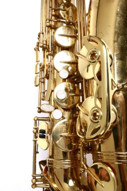 Beyaz arkaplanda saksafon izole edildi