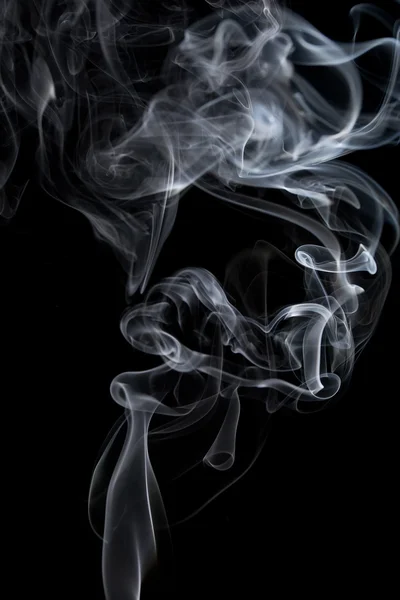 Roken op zwart — Stockfoto