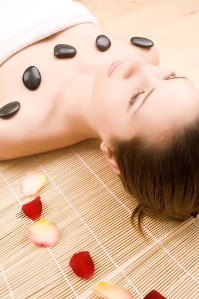 Beautiful young woman in spa center — Stock Photo, Image