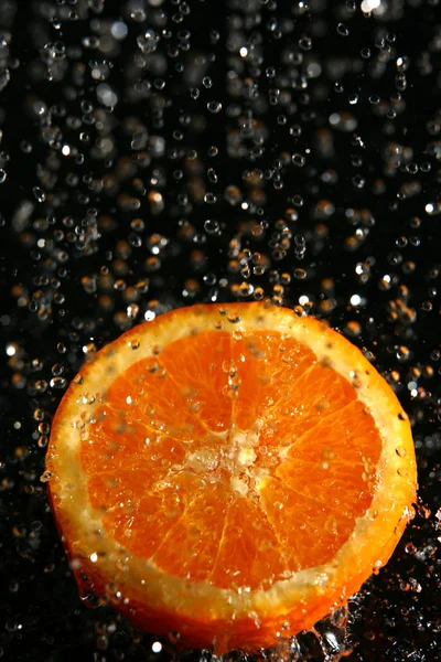 水のしぶきとオレンジ — ストック写真