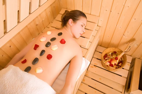 Beautiful young woman in spa center — Stock Photo, Image